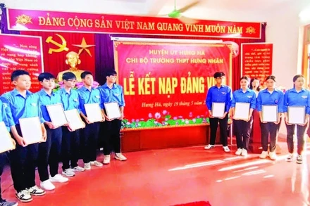 Các học sinh Trường THPT Hưng Nhân (huyện Hưng Hà, Thái Bình) được kết nạp Đảng trong dịp 19/5 vừa qua.