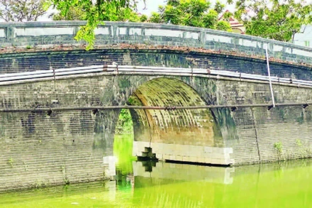 Những vết nứt, bong tróc mắt thường nhìn thấy được, đe dọa sự ổn định cấu trúc công trình các cây cầu vòm bắc qua sông Ngự.