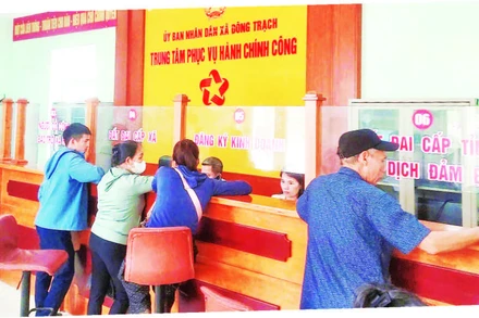 Người dân đến giao dịch tại Trung tâm phục vụ hành chính công xã Đông Trạch, tỉnh Quảng Trị.
