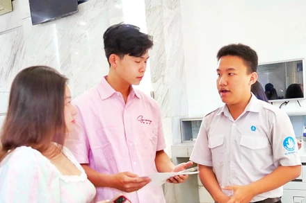 Người dân thực hiện thủ tục hành chính tại Trung tâm hành chính công tại Ủy ban nhân dân phường Sài Gòn.