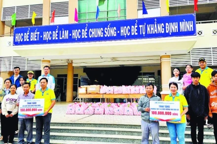 Đoàn đại diện Trường đại học Tài chính-Marketing đến thăm và chia sẻ thiệt hại với các trường phổ thông tại miền trung, Tây Nguyên. (Ảnh KIM PHỤNG)