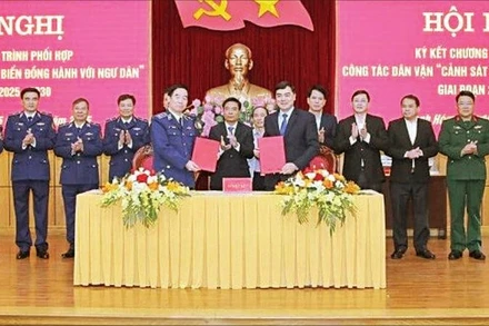 Ký kết chương trình “Cảnh sát biển đồng hành với ngư dân” giai đoạn 2025- 2030. (Ảnh BÙI THÁI BÌNH)