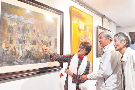 Họa sĩ Trần Thị Cúc chia sẻ với công chúng về tác phẩm Chợ phiên cao nguyên Đồng Văn.