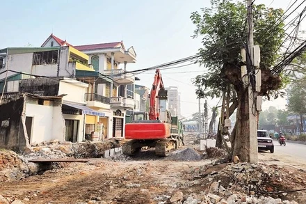 Tháo dỡ mặt bằng cho dự án Mở rộng Đại lộ Lê Lợi đoạn qua phường Đông Quang.