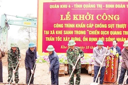 Các đồng chí lãnh đạo tỉnh Quảng Trị và Quân khu 4 thực hiện nghi thức khởi công công trình khẩn cấp chống sạt lở ở xã Khe Sanh.