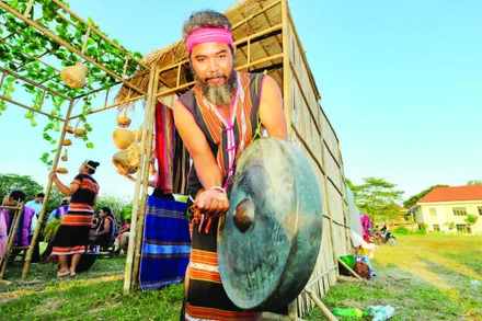 Già làng Điểu Ho (xã Tân Hưng, tỉnh Đồng Nai) biểu diễn cồng chiêng.