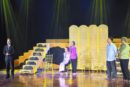 Cảnh trong vở kịch Khát vọng bình yên. (Ảnh Nhà hát Kịch thành phố).