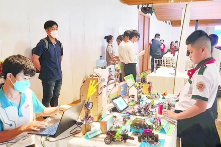 Học sinh Thành phố Hồ Chí Minh tham gia cuộc thi chuyển đổi số trong trường học.
