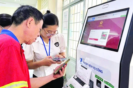 Cán bộ Trung tâm Phục vụ hành chính công phường Tam Hiệp hướng dẫn người dân sử dụng dịch vụ công.