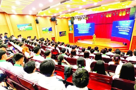 Đại diện Phòng Cảnh sát hình sự, Công an Thành phố Hồ Chí Minh chia sẻ về các kỹ năng phòng chống tin giả, lừa đảo trực tuyến.