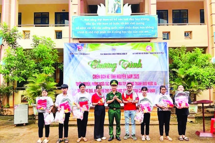 Đoàn Thanh niên Đồn Biên phòng Đắk Ơ phối hợp các đơn vị trao quà tặng các em học sinh trên địa bàn xã Đắk Ơ, tỉnh Đồng Nai.