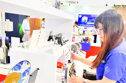 Các doanh nghiệp cơ khí trưng bày sản phẩm tại showroom Trung tâm Xúc tiến Thương mại và Đầu tư Thành phố Hồ Chí Minh.