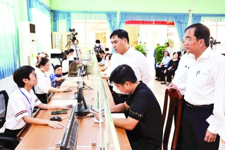 Lãnh đạo phường Trấn Biên (tỉnh Đồng Nai) kiểm tra hoạt động Trung tâm Phục vụ hành chính công phường.