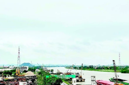 Vận tải thủy nội địa góp phần kết nối các chuỗi sản xuất trong vùng.