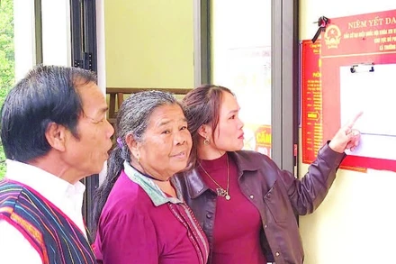 Cử tri bản Hôi Rấy, xã Trường Sơn, tỉnh Quảng Trị xem danh sách cử tri trước khi bỏ phiếu.