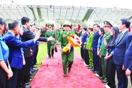 Các tân binh ở Hà Tĩnh nhập ngũ. (Ảnh NGÔ TUẤN)