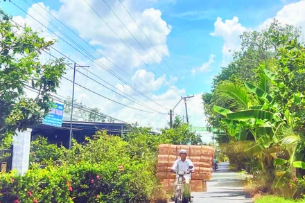 Người dân xã Hòa Long chở lọp đi giao cho khách.