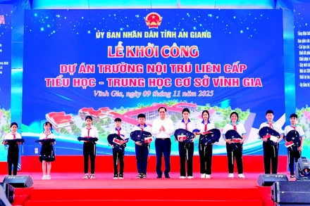 Phó Thủ tướng Chính phủ Bùi Thanh Sơn tặng quà cho học sinh có hoàn cảnh khó khăn của Trường trung học cơ sở Lương An Trà.