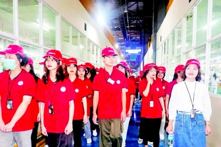 Học sinh của trường tham quan nhà máy Honda Việt Nam tại Phúc Yên.