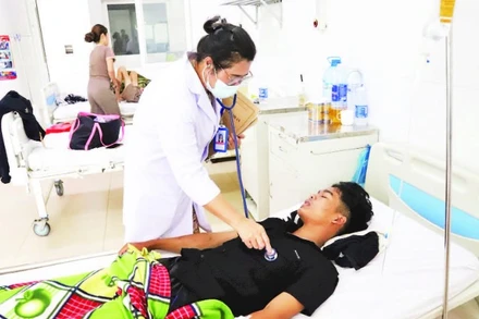 Bệnh nhân mắc sốt xuất huyết đang được điều trị tại Khoa Truyền nhiễm, Bệnh viện đa khoa vùng Tây Nguyên.