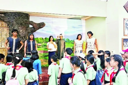 Học sinh tham quan chuyên đề trưng bày lịch sử, văn hóa các dân tộc thiểu số Lâm Đồng.