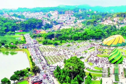 Quảng trường Lâm Viên, phường Xuân Hương-Đà Lạt mùa du lịch.