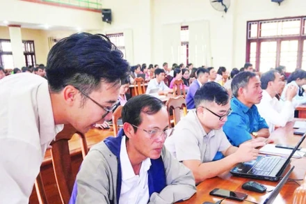 Cán bộ, công chức, viên chức, người lao động tại xã Tu Mơ Rông, tỉnh Quảng Ngãi tích cực tham gia khóa học AI để ứng dụng vào công việc hằng ngày.