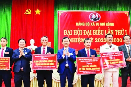 Đại diện lãnh đạo xã Tu Mơ Rông nhận cây giống ủng hộ từ các tổ chức, cá nhân.