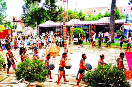 Du khách hòa vào nhịp cồng chiêng của dân tộc thiểu số nam Tây Nguyên giữa phố thị Đà Lạt.