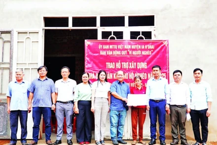 Đại diện lãnh đạo địa phương trao nhà, tặng các hộ gia đình nghèo, gặp khó khăn trong cuộc sống.