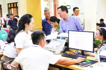 Ứng dụng công nghệ thông tin giải quyết thủ tục hành chính tại Trung tâm Phục vụ hành chính công phường Buôn Ma Thuột.