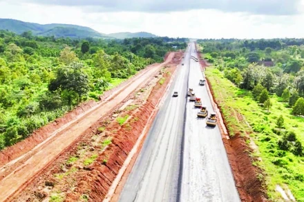 Đường bộ cao tốc Khánh Hòa-Buôn Ma Thuột khi hoàn thành, sẽ tạo trục kết nối quan trọng giữa tỉnh Đắk Lắk với các tỉnh duyên hải Nam Trung Bộ.