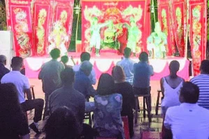 Nghệ nhân Ưu tú Vũ Linh Tâm cùng gia đình trình diễn hát bội trong một chương trình phục vụ khách du lịch.