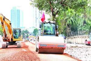 Các đơn vị thi công xây dựng tuyến đường vành đai 1 đoạn Hoàng Cầu-Voi Phục. (Ảnh VIẾT THÀNH)