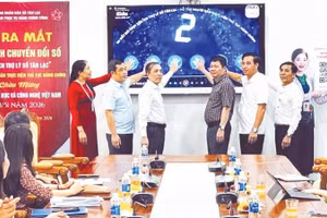 Xã Tân Lạc ra mắt mô hình “Tiện ích trợ lý số”.