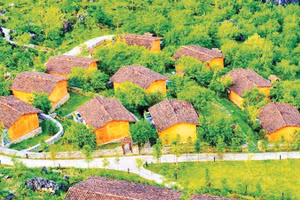 Khu nghỉ dưỡng H'Mông Village, xã Cán Tỷ được đầu tư xây dựng để kinh doanh du lịch.