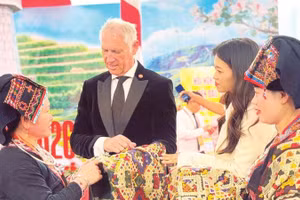 Nhà đầu tư tìm hiểu cơ hội hợp tác đầu tư trong lĩnh vực nông nghiệp, văn hóa tại Hội nghị xúc tiến đầu tư do tỉnh Điện Biên tổ chức (ngày 11/5/2026).