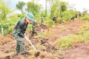 Đội tìm kiếm, quy tập hài cốt liệt sĩ, Bộ Chỉ huy quân sự tỉnh Lào Cai thực hiện nhiệm vụ tại xã biên giới Bát Xát.