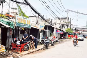 Hàng chục hộ dân sống rất khổ trong những căn nhà lụp xụp suốt hơn 30 năm qua, do đất trong dự án “treo” thuộc Trung tâm thương mại Bạc Liêu (Cà Mau).