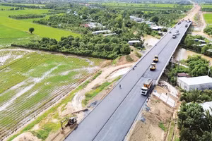 Dự án xây dựng công trình đường bộ cao tốc Cao Lãnh-An Hữu thành phần 1, giai đoạn 1 đang được thảm nhựa và tăng tốc về đích.