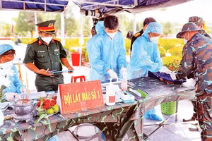 Đội lấy mẫu số 1 đang thực hiện nhiệm vụ tại Nghĩa trang tỉnh Vĩnh Long.