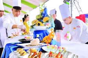 Các đầu bếp tại “Ngày hội tinh hoa văn hóa ẩm thực Cà Mau năm 2025” trổ tài chế biến các món ngon từ cua Cà Mau.