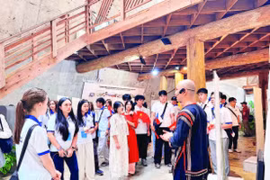 1. Các thanh niên kiều bào tham quan nhà dài truyền thống của dân tộc Ê Đê tại Bảo tàng Thế giới cà-phê.