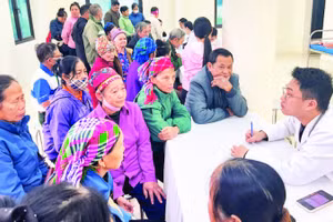 1. Cán bộ y tế tư vấn về chế độ sinh hoạt cho người dân vùng cao nhằm tránh các bệnh do muỗi gây ra.