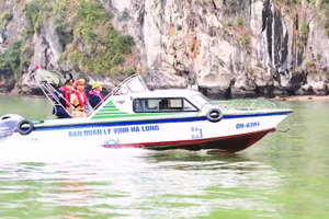 Lực lượng liên ngành tăng cường tuần tra, kiểm soát trên vịnh Hạ Long (Ảnh CÔNG AN QUẢNG NINH)
