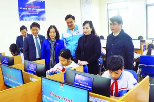 Công trình " Kết nối số - Nâng bước em tới trường" giúp nhiều bạn trẻ sớm làm quen với chuyển đổi số.