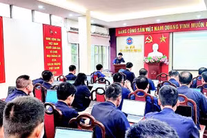 Hải quan cửa khẩu cảng Vạn Gia tập huấn về ứng dụng AI cho cán bộ công chức của đơn vị.