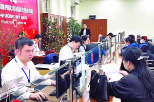 Cán bộ Trung tâm Phục vụ hành chính công phường Mỹ Hào, tỉnh Hưng Yên phục vụ người dân và doanh nghiệp đến thực hiện các thủ tục.