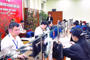 Cán bộ Trung tâm Phục vụ hành chính công phường Mỹ Hào, tỉnh Hưng Yên phục vụ người dân và doanh nghiệp đến thực hiện các thủ tục.