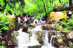 Suối Côn Sơn sau cải tạo luôn có nước, tạo thêm vẻ đẹp tiềm ẩn và linh thiêng cho khu di tích Côn Sơn.